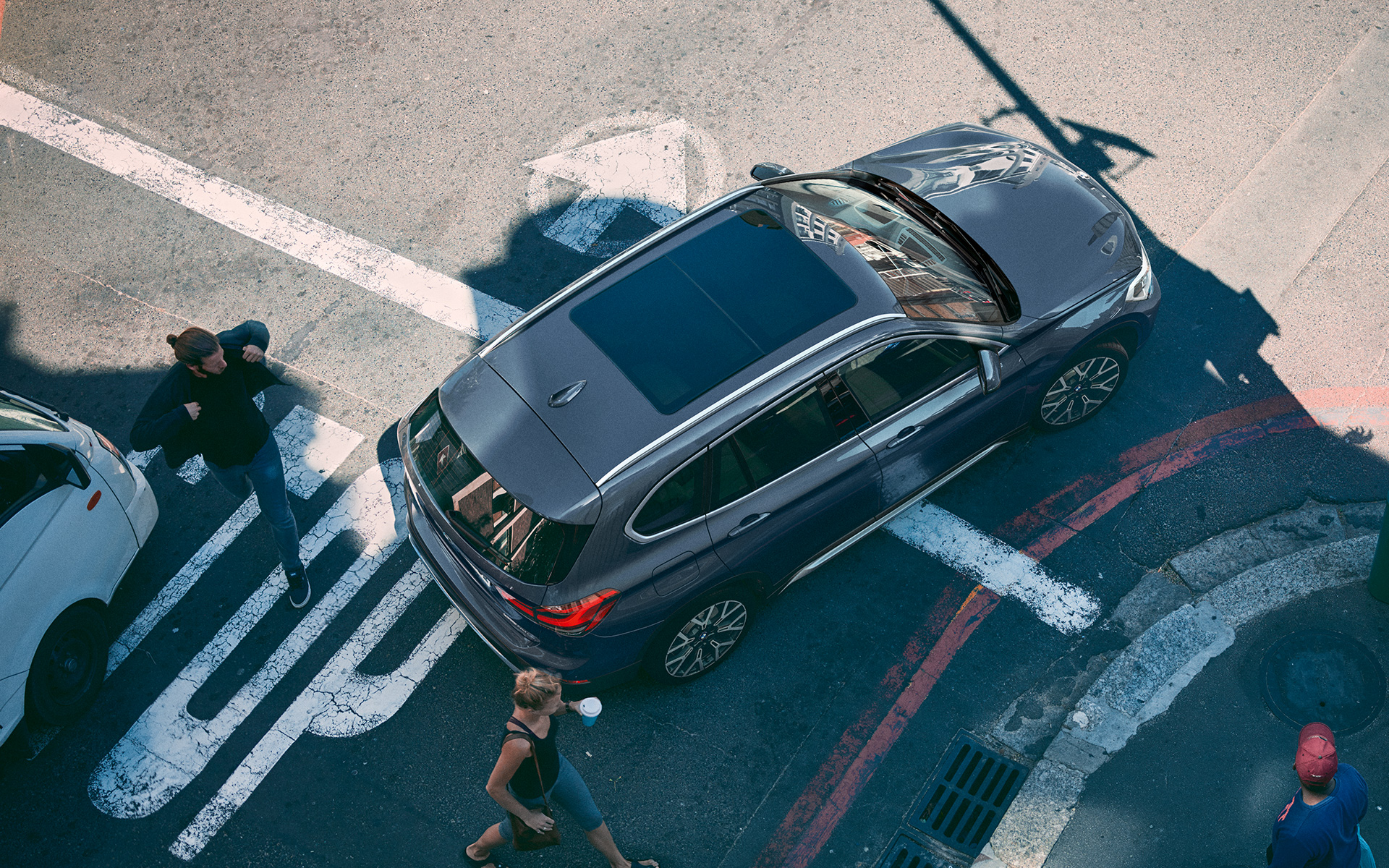 BMW X1 F48 LCI with view of the panorama glas roof from an aerial perspective